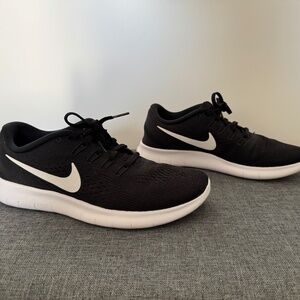 Women’s Nike Free run shoes 7